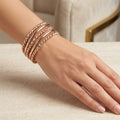 Sertla cinq demlij (joncs ciselés) en or rose 18k - bijou porté par une mannequin