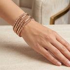 Sertla cinq demlij (joncs ciselés) en or rose 18k - bijou porté par une mannequin