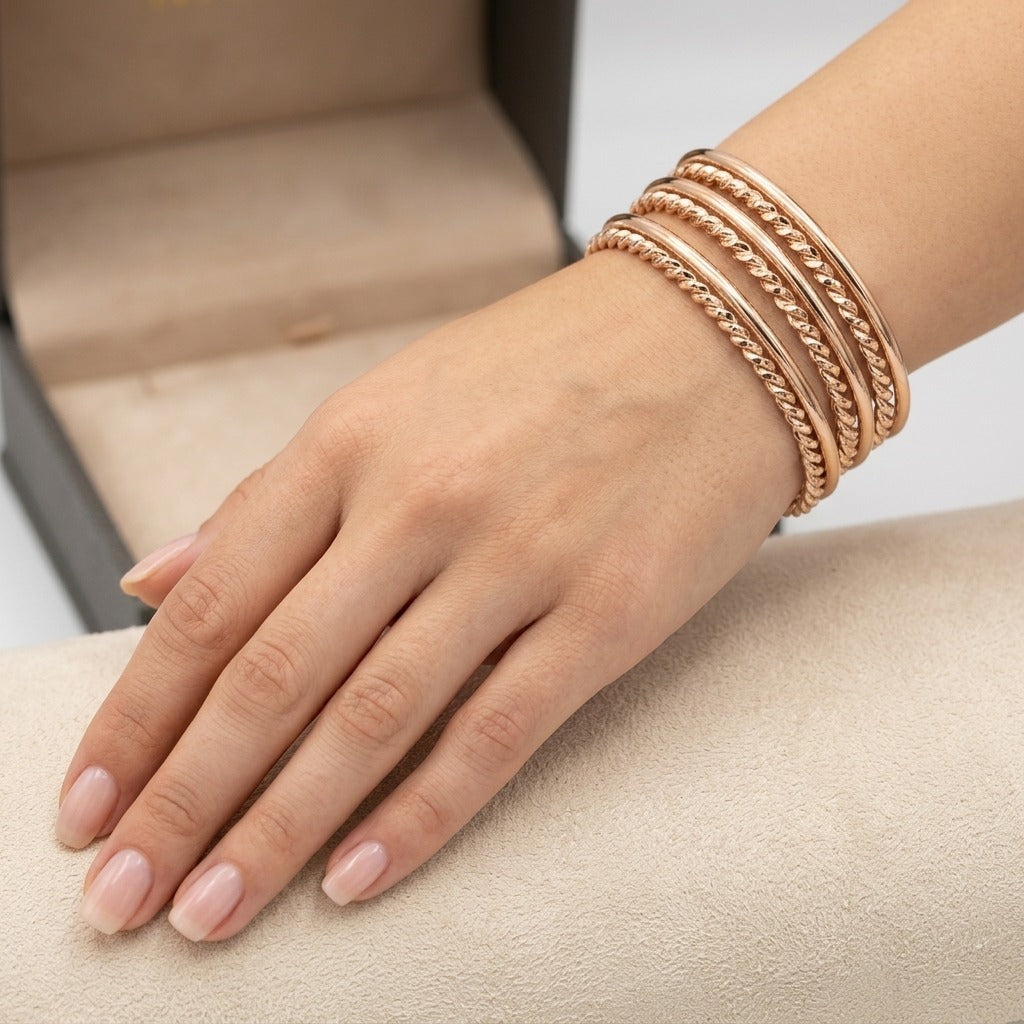 Sertla six demlij (joncs ciselés) en or rose 18k - bijou porté par une mannequin