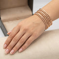 Sertla six demlij (joncs ciselés) en or rose 18k - bijou porté par une mannequin