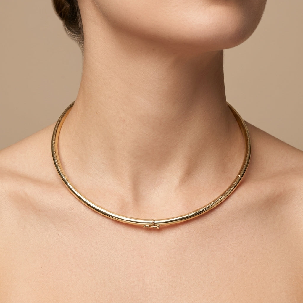 Collier jonc rigide en or jaune 18k - bijou porté par une mannequin