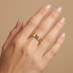 Bague anneau vis en or jaune 18k - bijou porté par une mannequin