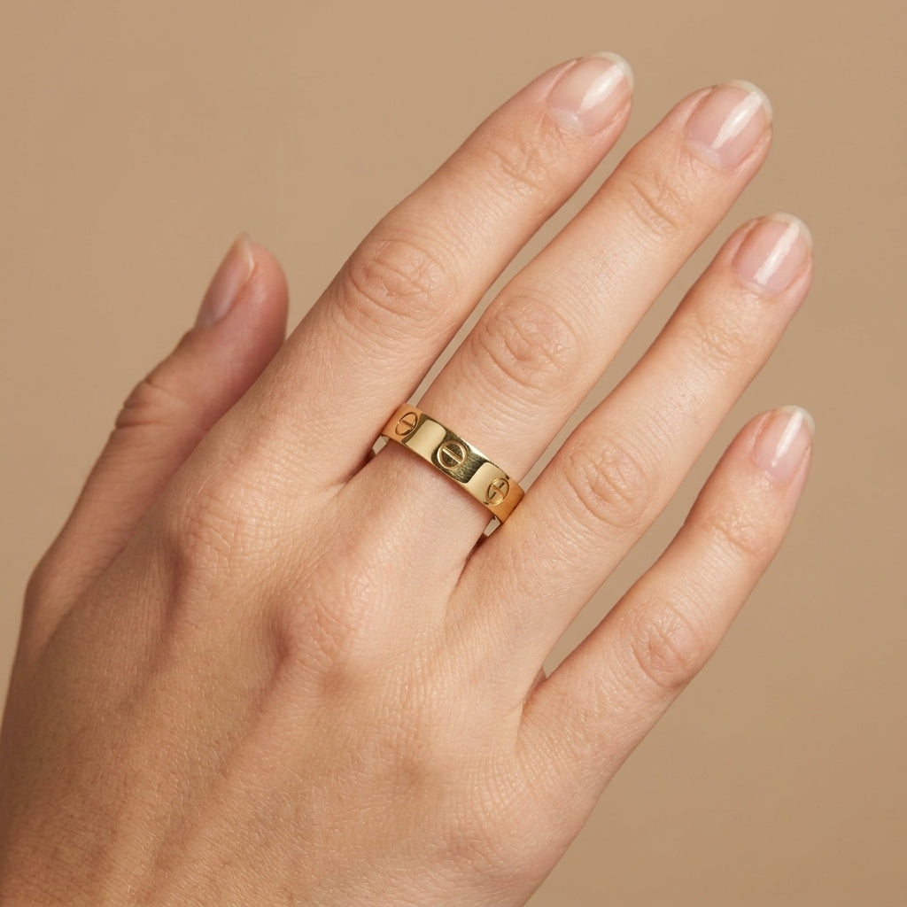 Bague anneau vis en or jaune 18k - bijou porté par une mannequin