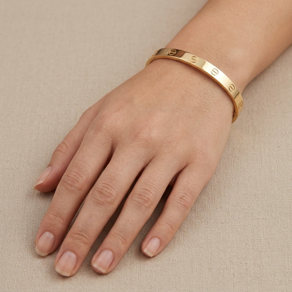 Bracelet jonc vis en or jaune 18k - bijou porté par une mannequin