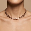 Collier ras du cou maille cubaine en or rose 18k - bijou porté par une mannequin
