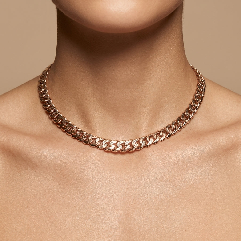Collier ras du cou maille cubaine en or rose 18k - bijou porté par une mannequin