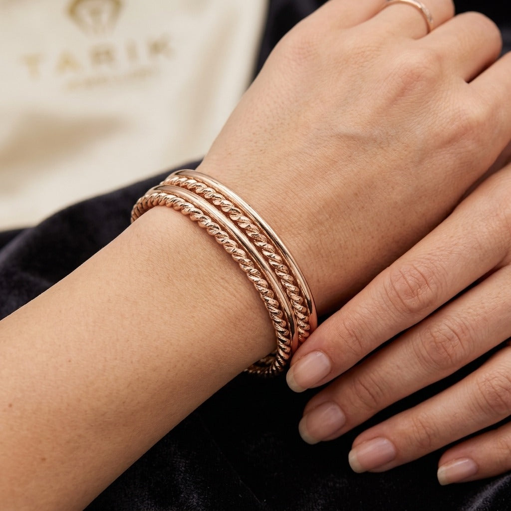 Sertla quatre demlij (joncs ciselés) en or rose 18k - bijou porté par une mannequin