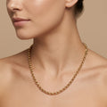 Chaîne maille corde en or jaune 18k - bijou porté par une mannequin