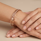 Bracelet jonc en or rose 18k serti d'une rangée de pierres - bijou porté par une mannequin