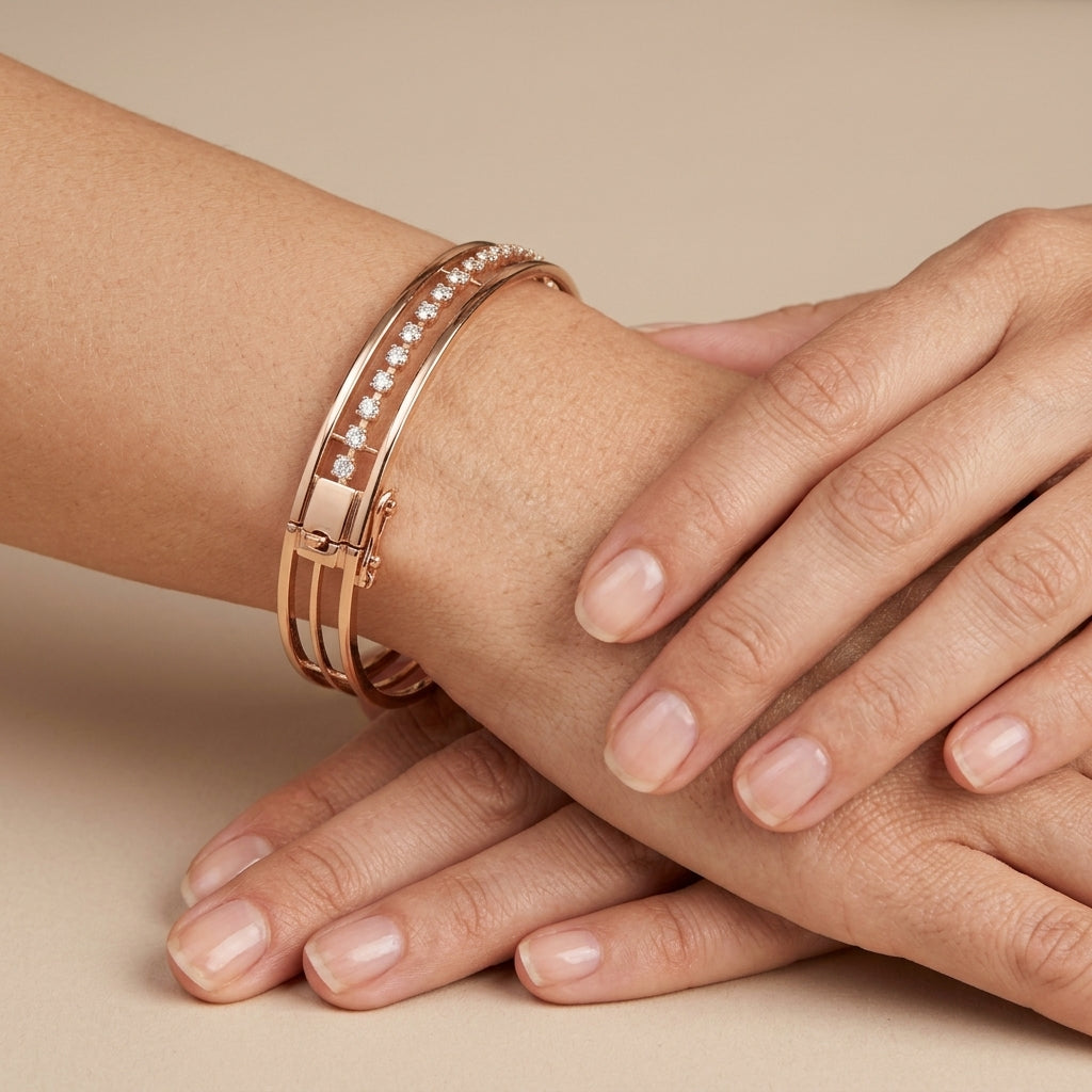 Bracelet jonc en or rose 18k serti d'une rangée de pierres - bijou porté par une mannequin