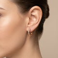 Boucles d'oreilles mini créoles en or rose 18k serties de pierres - bijou porté par une mannequin