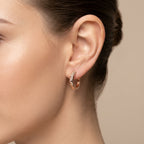 Boucles d'oreilles mini créoles en or rose 18k serties de pierres - bijou porté par une mannequin