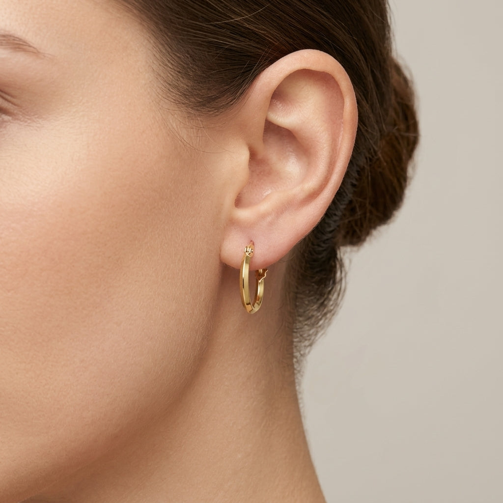 Boucles d'oreilles mini créoles en or jaune 18k - bijou porté par une mannequin