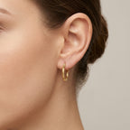 Boucles d'oreilles mini créoles en or jaune 18k - bijou porté par une mannequin
