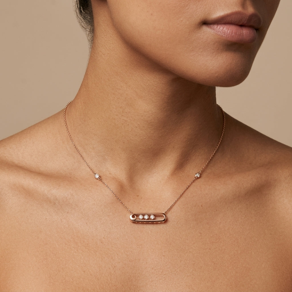 Collier en or rose 18k pendentif ovale serti, pierres mobiles - bijou porté par une mannequin