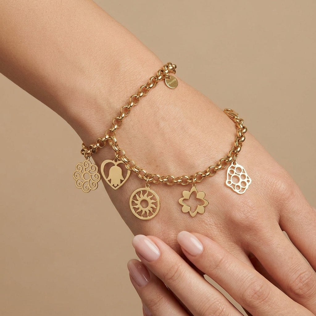 Bracelet chaîne en or jaune 18k à breloques (main de Fatma, soleil, trèfle, rosace) - bijou porté par une mannequin