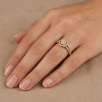 Bague en or jaune 18k chaton rond serti de pierres - bijou porté par une mannequin