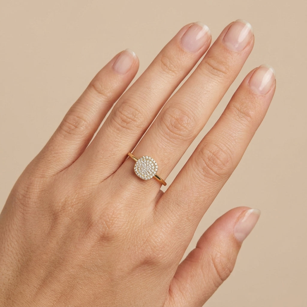 Bague fine en or jaune 18k chaton rond serti de pierres - bijou porté par une mannequin