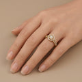 Bague en or jaune 18k chaton rond serti de pierres, anneau serti - bijou porté par une mannequin