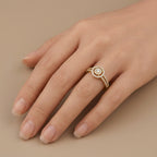 Bague en or jaune 18k chaton rond serti de pierres, anneau serti - bijou porté par une mannequin