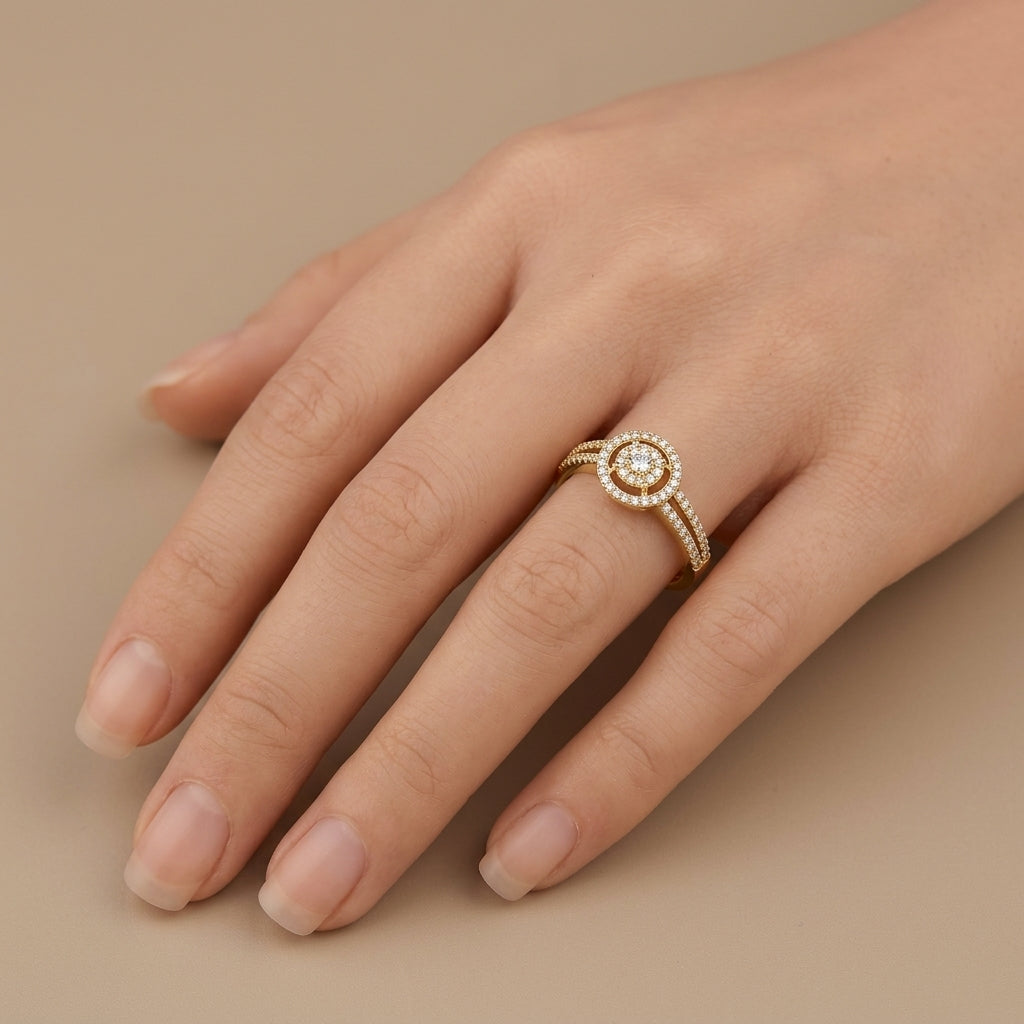 Bague en or jaune 18k chaton rond serti de pierres, anneau serti - bijou porté par une mannequin