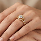 Bague solitaire halo rond en or jaune 18k - bijou porté par une mannequin