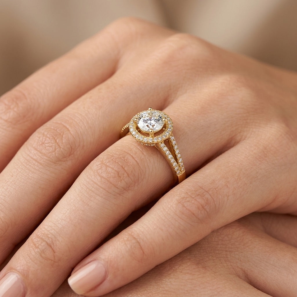 Bague solitaire halo rond en or jaune 18k - bijou porté par une mannequin