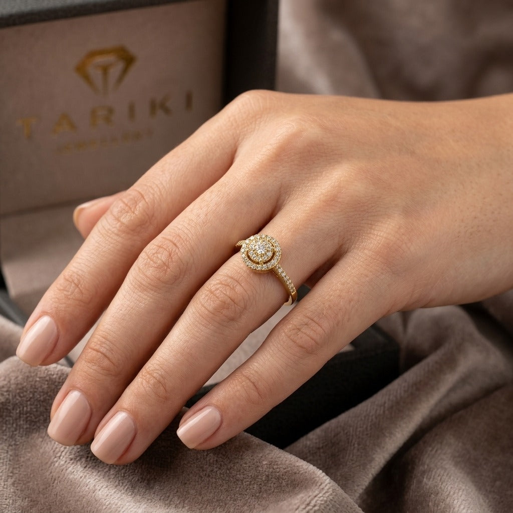Bague en or jaune 18k chaton rond serti de pierres - bijou porté par une mannequin