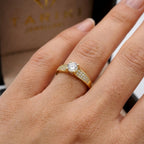 Bague solitaire pierre carrée en or jaune 18k - bijou porté par une mannequin