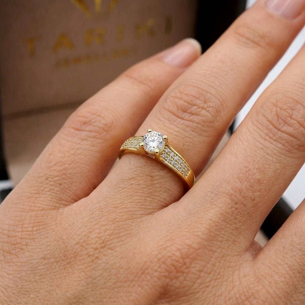 Bague solitaire pierre carrée en or jaune 18k - bijou porté par une mannequin