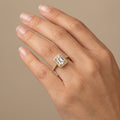 Bague en or jaune 18k chaton carré serti de pierres - bijou porté par une mannequin