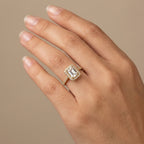 Bague en or jaune 18k chaton carré serti de pierres - bijou porté par une mannequin