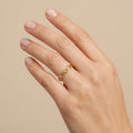 Bague fine en or jaune 18k motif torsadé - bijou porté par une mannequin