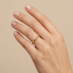 Bague fine en or jaune 18k motif torsadé - bijou porté par une mannequin