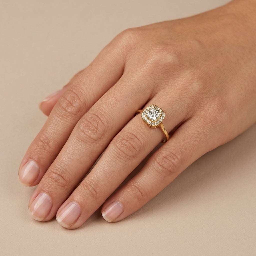 Bague en or jaune 18k chaton carré serti - bijou porté par une mannequin