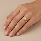 Bague en or jaune 18k chaton carré serti - bijou porté par une mannequin