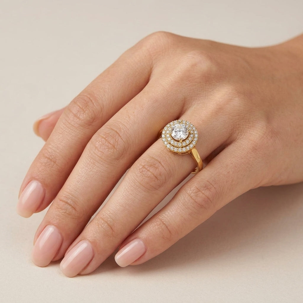 Bague solitaire halo en or jaune 18k - bijou porté par une mannequin