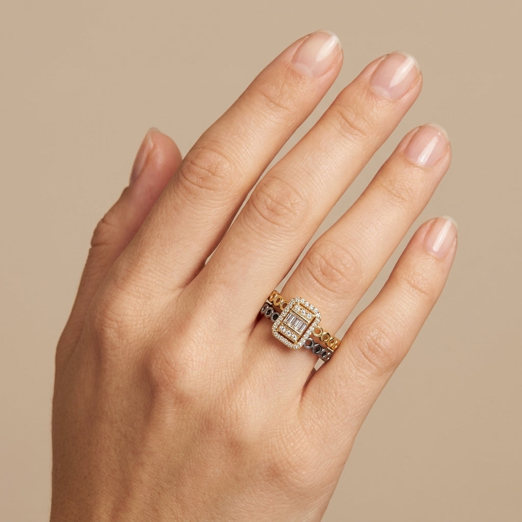 Bague solitaire pierre carrée halo en or jaune 18k double anneau - bijou porté par une mannequin