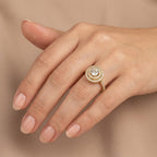 Bague solitaire halo en or jaune 18k anneau serti - bijou porté par une mannequin