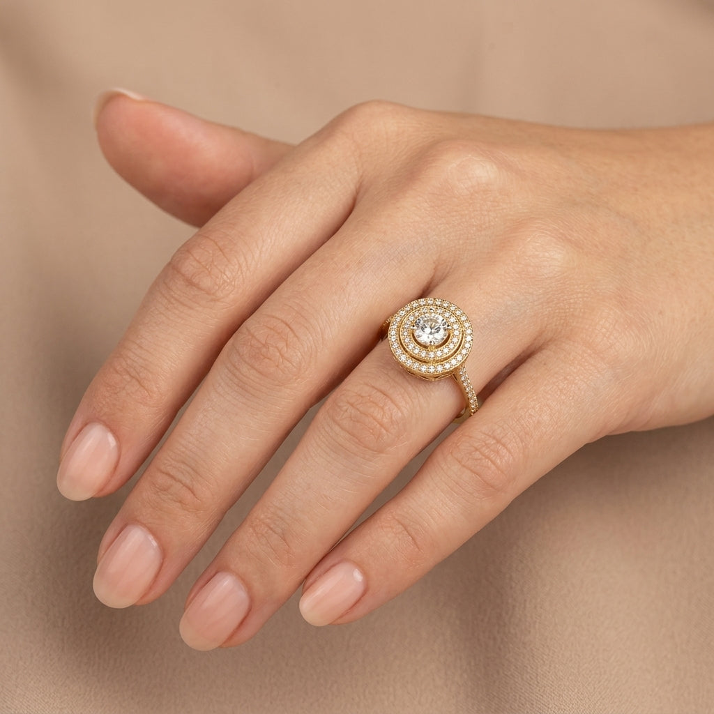 Bague solitaire halo en or jaune 18k anneau serti - bijou porté par une mannequin