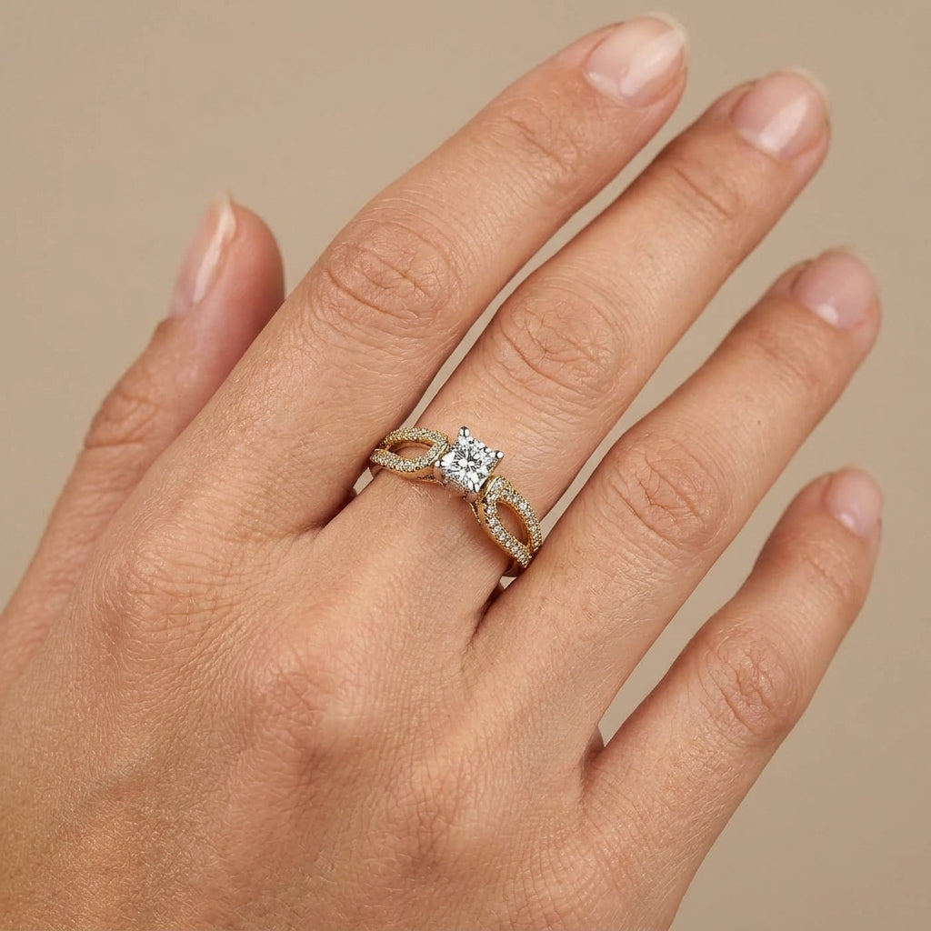 Bague solitaire en or jaune 18k anneau serti de pierres - bijou porté par une mannequin