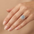 Bague en or blanc 18k pierre bleue halo sertie - bijou porté par une mannequin