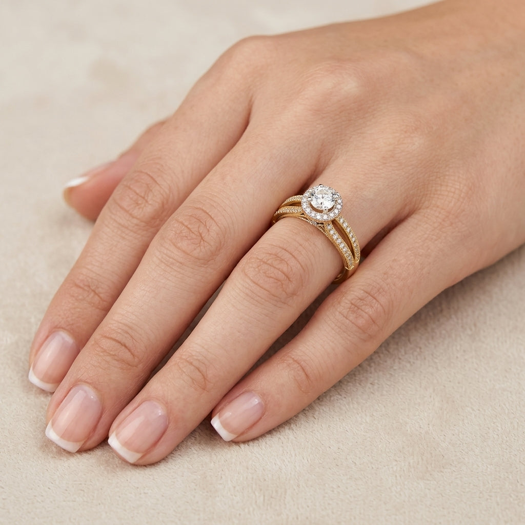 Bague solitaire en or jaune 18k anneau serti de pierres - bijou porté par une mannequin