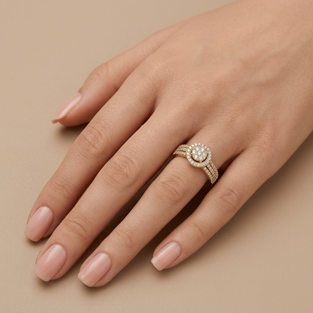 Bague en or jaune 18k chaton rond serti, anneau serti de pierres - bijou porté par une mannequin