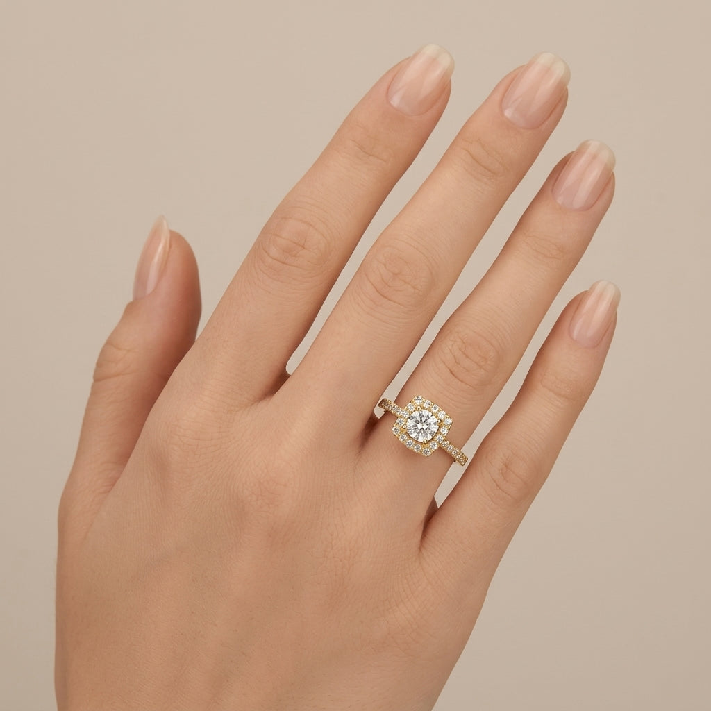 Bague solitaire pierre carrée en or jaune 18k anneau serti - bijou porté par une mannequin