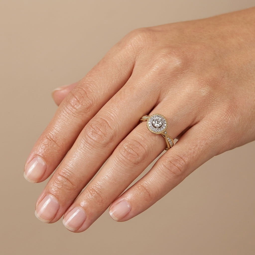 Bague solitaire halo en or jaune 18k - bijou porté par une mannequin
