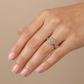 Bague solitaire halo en or jaune 18k - bijou porté par une mannequin
