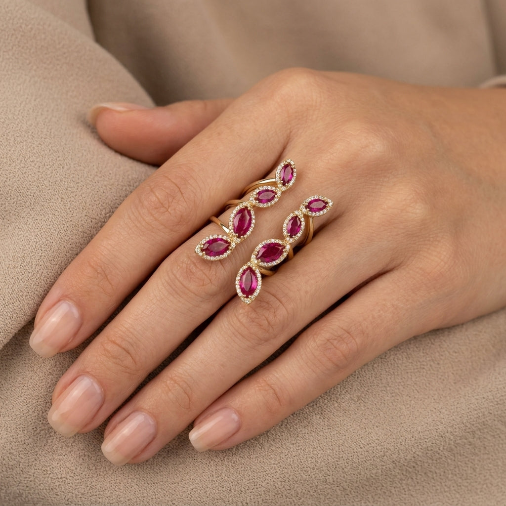 Bague en or jaune 18k pierres rouges marquise serties, motif feuilles - bijou porté par une mannequin
