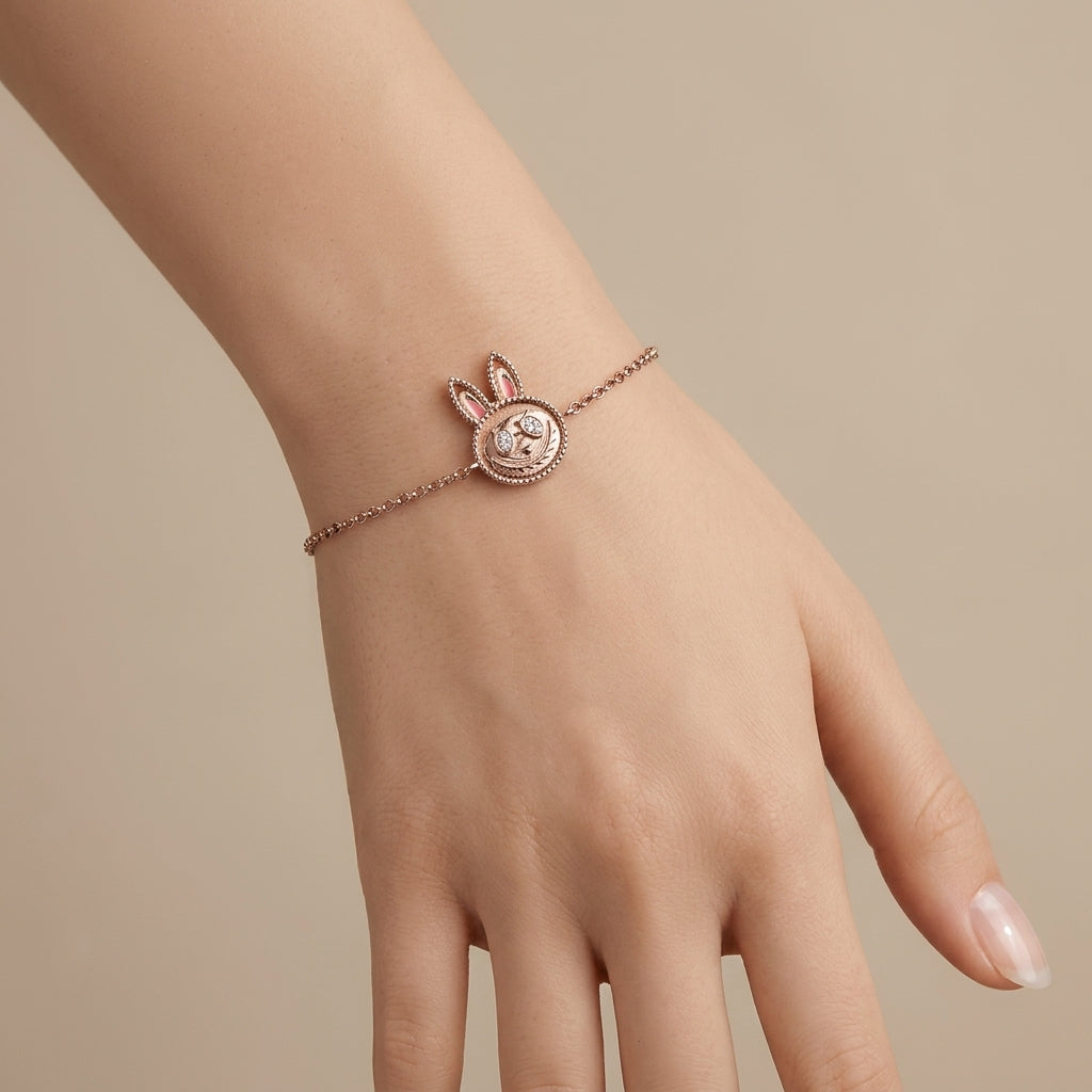 Bracelet chaîne en or rose 18k chaton Kitty serti - bijou porté par une mannequin
