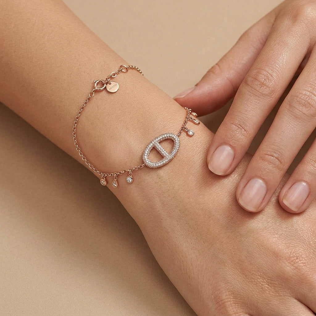 Bracelet chaîne en or rose 18k motif ovale serti, pampilles - bijou porté par une mannequin